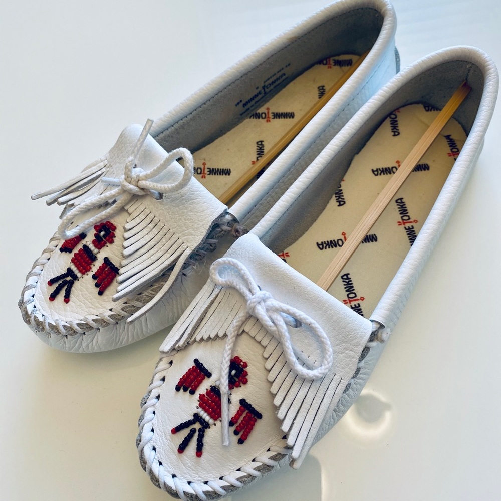 BNWB MINNETONKA WHITE LEATHER SIZE 6 WOMEN’S